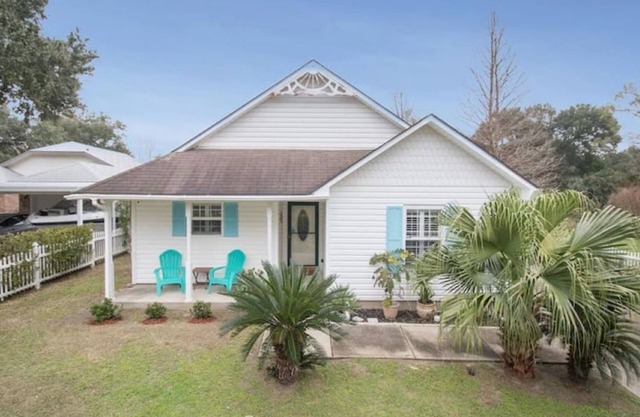 Quaint Coastal Oasis with a 5-min walk to the beautiful Mississippi Gulf Coast !