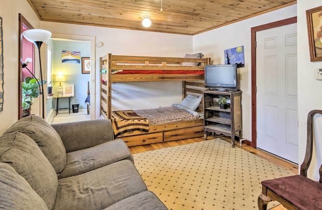 Quaint & Cozy Apartment 12 Mi to Ski Slopes
