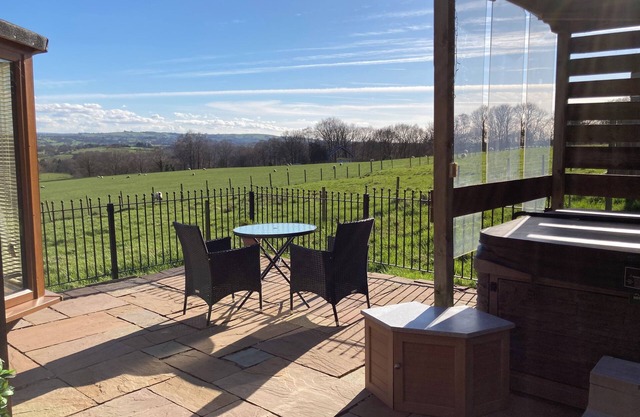 Quakerfield Lodge, with private hot tub nFabulous views