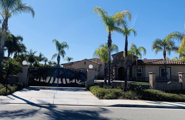 Queen room with private bathroom