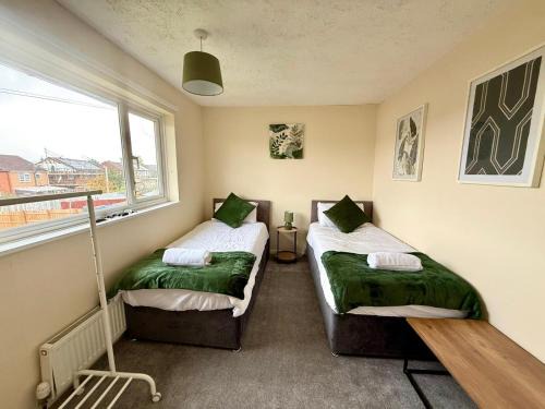 Queens Drive Long Stays Free Parking Sleeps 7