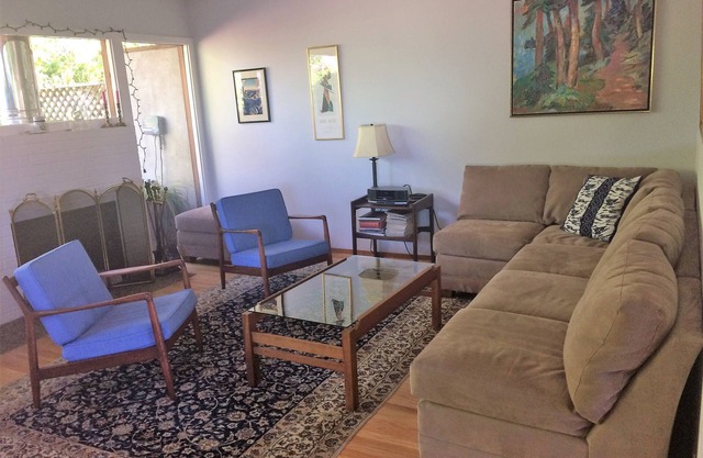 Quiet 2100 sq ft home, 4 blocks to Cal campus, 5 to North Shattuck, great views