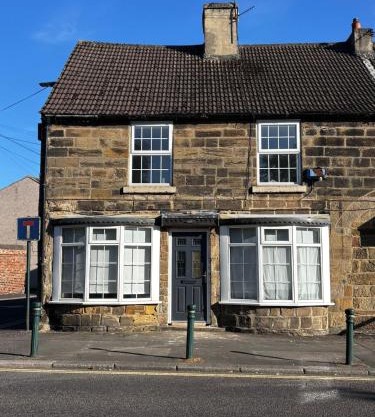 Quiet 3-Bed Retreat Walk to Pubs, Shops & Trails