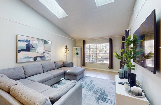 Quiet and Private Complex Off the Main Strip. Easy Stroll to Beach, Shopping, Activities. Pool.
