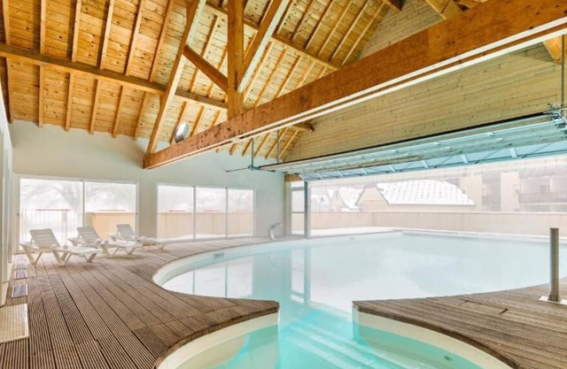 Quiet apartment in residence with swimming pool and private parking