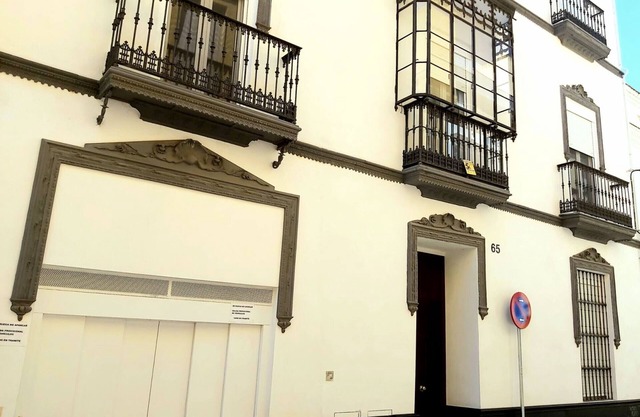 Quiet apartment with free parking in Seville city center