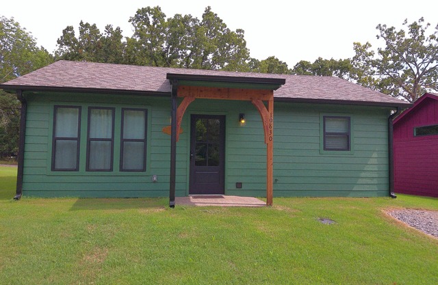 Quiet cabin, hot tub, firepit, no pet fee, NEW, 4 person occ