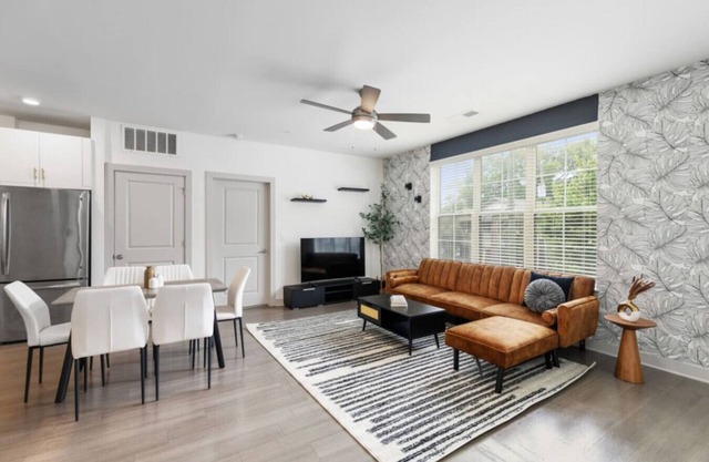 Quiet Comfort & Urban Style: 2-Bedroom Condo 31