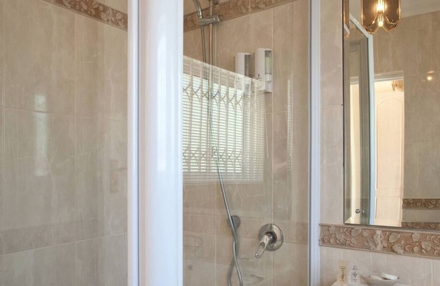 Quiet Cottage near golf/beach/mountains (wifi+pool)