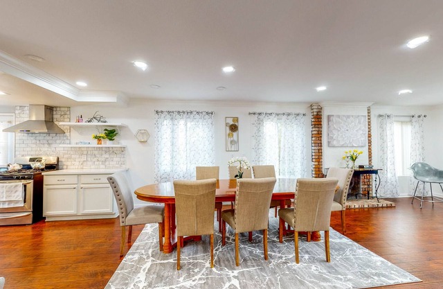 Quiet cul-de-sac home with big enclosed dog-friendly yard, near large park