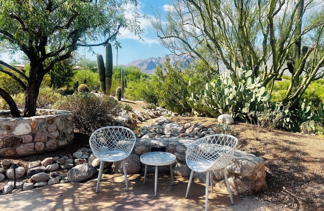 Quiet desert getaway with beautiful views and heated pool, pet-friendly