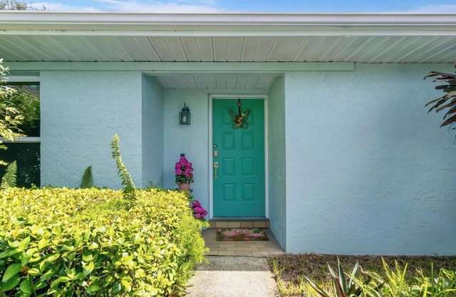 Quiet Golf Pool Home - 2 Master Bedrooms - Families and Pets Welcome!