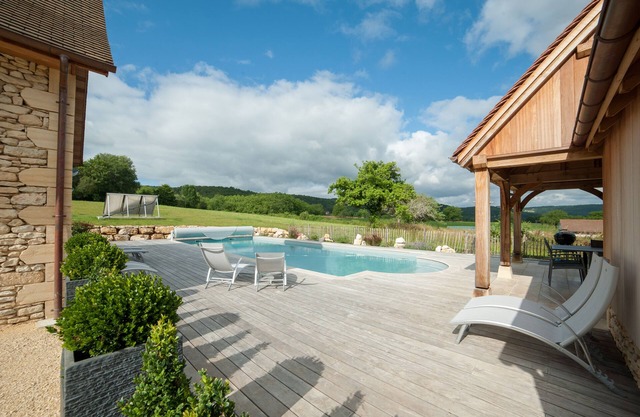 Quiet new house with character, private heated pool