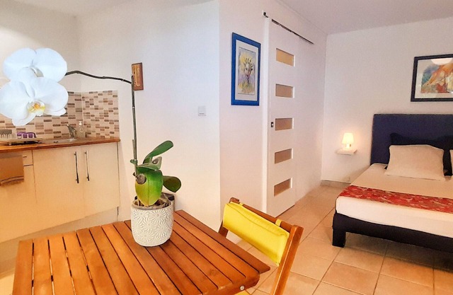Quiet studio for two, wheelchair accessible, near golf and beaches