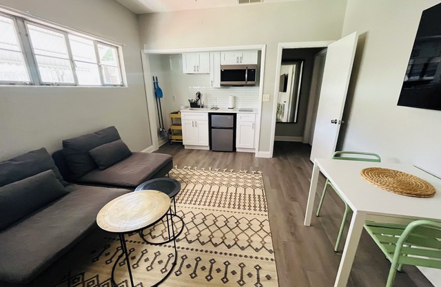 Quiet studio in New Port Richey Downtown. Apartment B