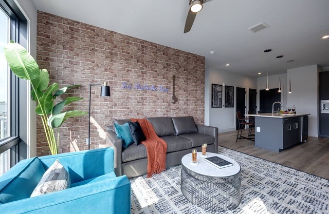 Radio Stars - Odyssey - Pool & Gym