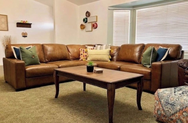 *RARE FIND* GREAT LOCATION*BREWSTER PARK*GAMEROOM*