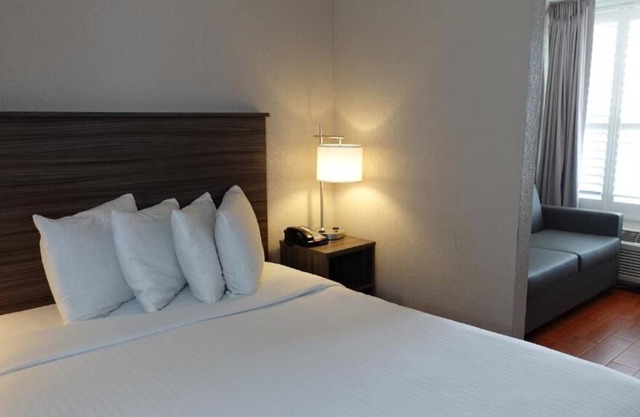 Rare Gem! 2 Serene Units, Near Joy and Gordon Patterson Botanical Garden, Pool