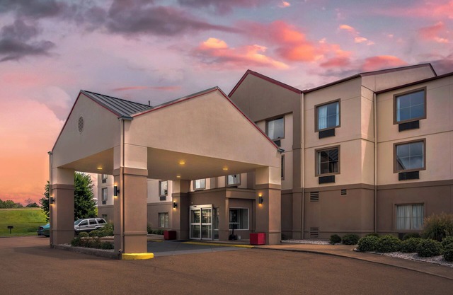 Red Roof PLUS+ & Suites Vicksburg