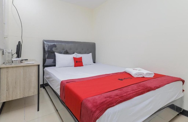 RedDoorz near RS Sari Asih Ciledug