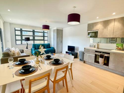 Regents Park 3-BR flat w. balcony near Marylebone