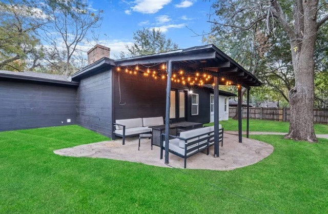 Relax by the POOL in Arlington TX 3B2B home. 10 min from AT&T Stadium/Six flags