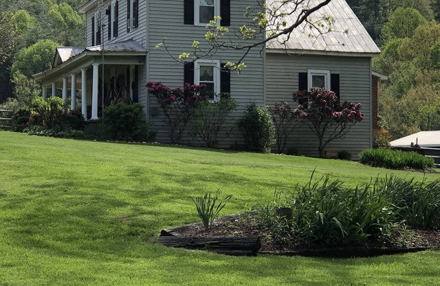 Relax in a Peaceful Country Home in the Blue Ridge Mountains. Enjoy Local Events
