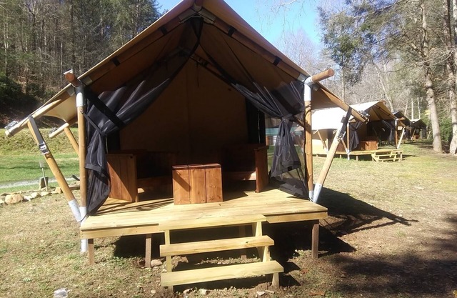 Relax in a Safari Glamp Tent beside the creek, firepit- outdoor experience.