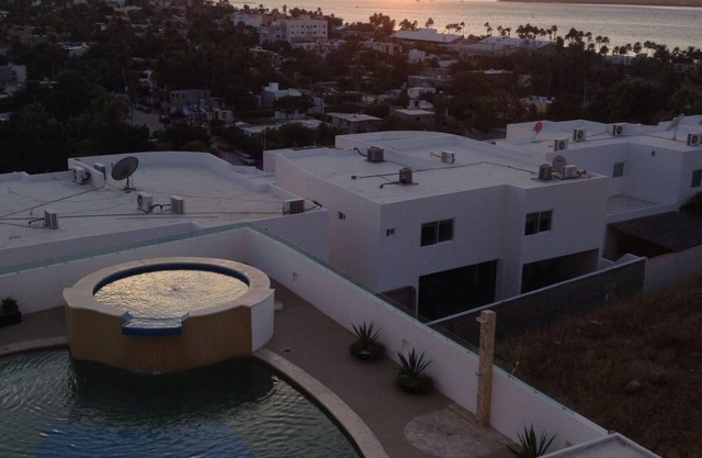 Relax in our Condo With Spectacular Ocean, City and Mountain View.