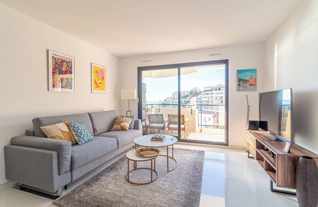 Relax in this quiet and elegant 45 m² accommodation with terrace and sea view