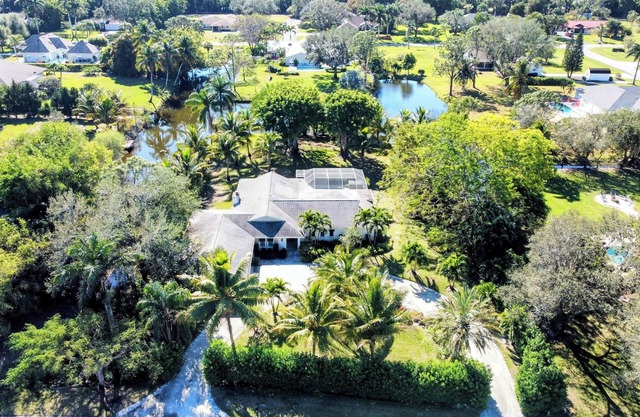 Relax on 1 acre in Heart of Naples, screened Pool, Hot Tub, Privacy, Fireplace