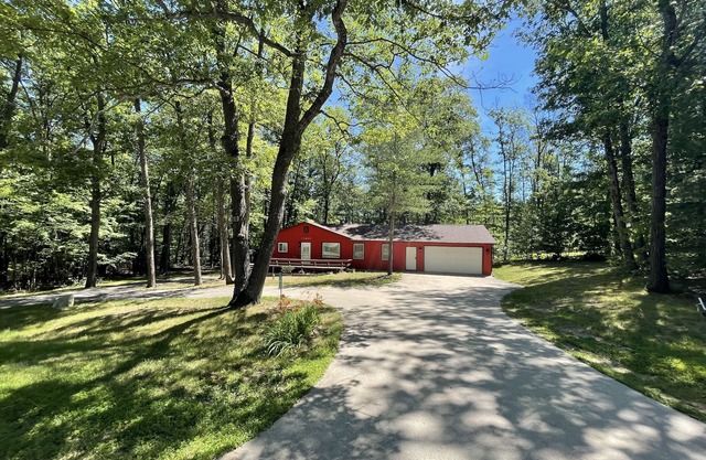 Relaxing 4 BR home minutes to Higgins Lake, Au Sable River and Trails!