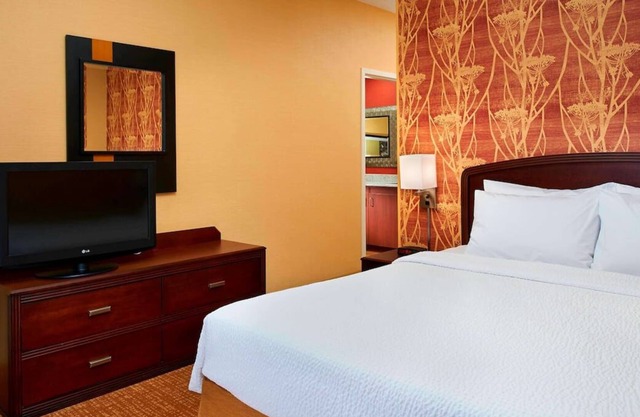 Relaxing Hideaway! FREE Parking, Pool, Close to Jelkes Creek Bird Sanctuary!