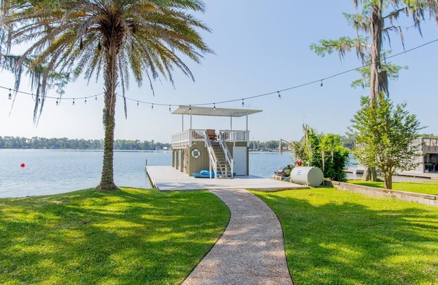 Relaxing lakefront home - Wonderful getaway for families or friends!