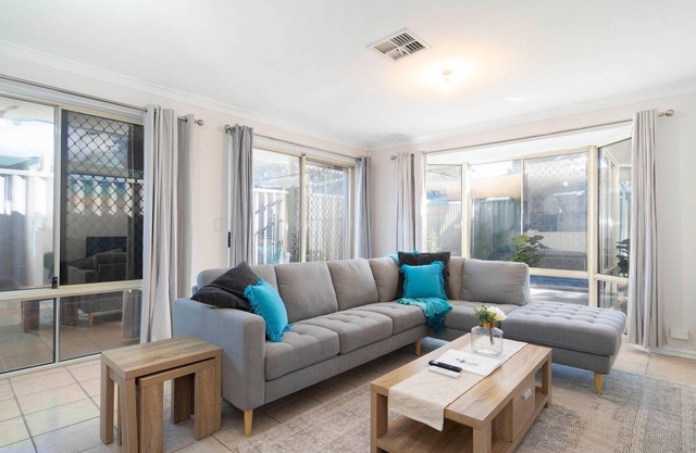 Relaxing retreat suitable for families with pool+great loaction