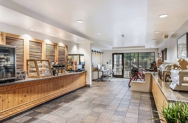 Relaxing Spacious Unit Near Attractions, Free, Wifi, Pool, Parking, Breakfast