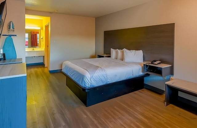Relaxing Unit near H‑E‑B with Outdoor Pool Access and Free On‑Site Parking