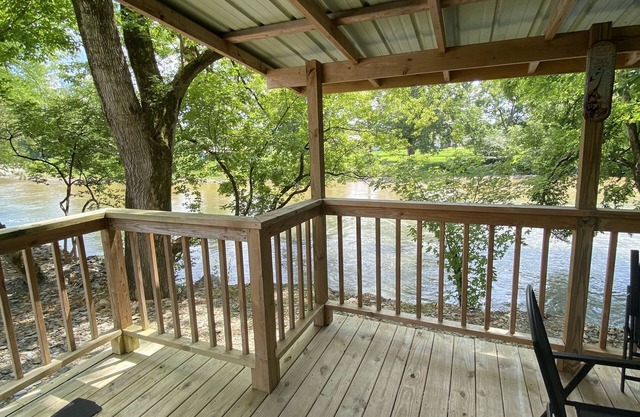 Relaxing waterfront studio on the Watuaga river!