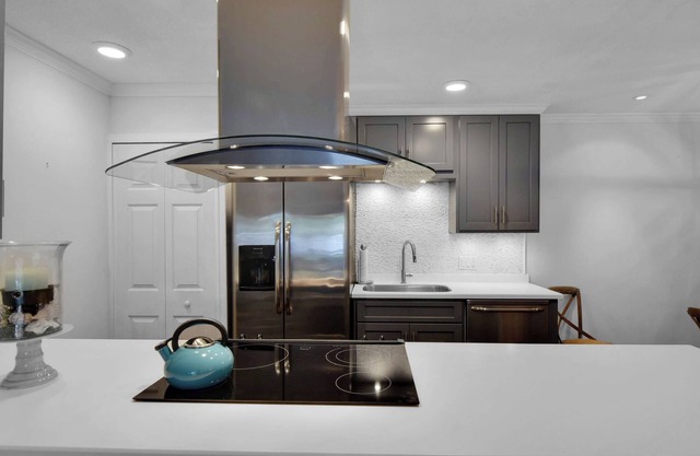 Remodeled -Walk to restaurants & pier/village area.