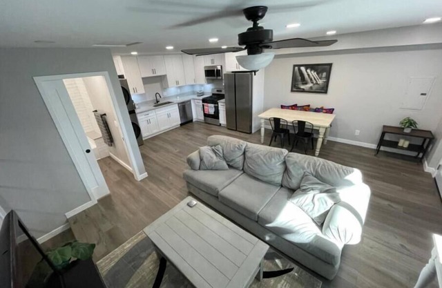 Renovated 1 bedroom flat with full kitchen and washer/dryer