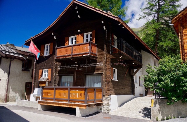 Renovated Classic 1803 Chalet