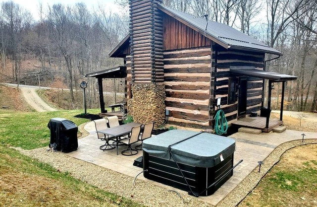 Renovated Cottage with Spa Surrounded by Beautiful Hiking Trails in Ohio