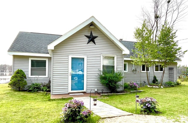 Renovated Lakefront Cottage on serene all sports lake