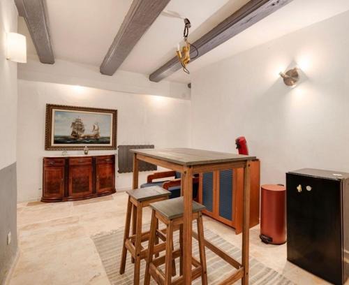 Rent big room with breakfast free in old city