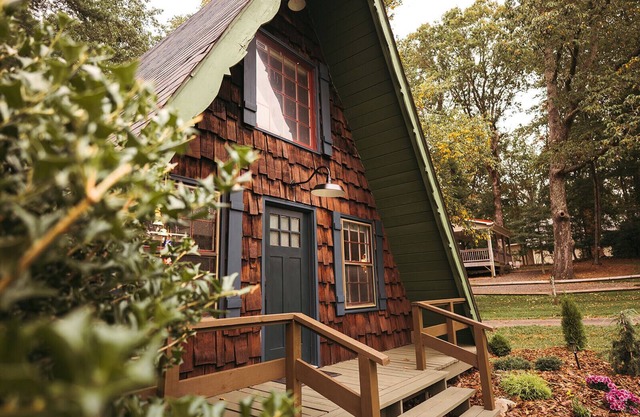 Retro A-Frame Cabin minutes from the Blue Ridge Parkway and I-77 in Fancy Gap