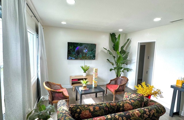 Retro modern 3-bedroom house with WiFi & much more in Fontana