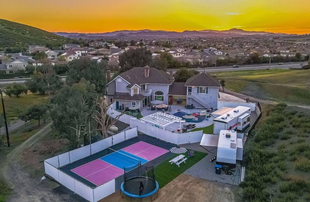 Retro Ranch-10bd-Pool-Hot Tub-Games-Pickleball