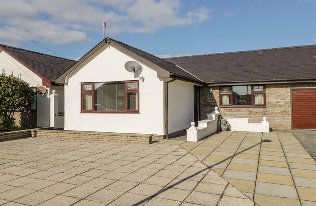RHOS DEINIOL, pet friendly, country holiday cottage in Morfa Bychan