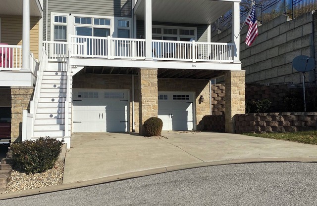 River View TH w/Patio- 1 block from Main St