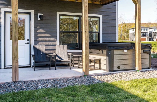 RiverWest Northern Retreat - Hot Tub - Sauna - Dogs Allowed